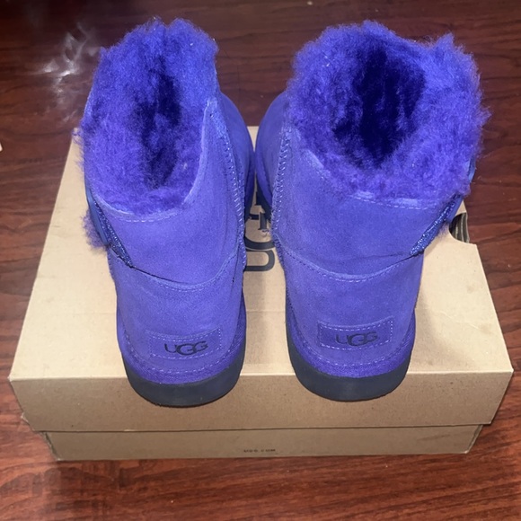 Women UGG Mini Bailey Logo Strap - Picture 3 of 5